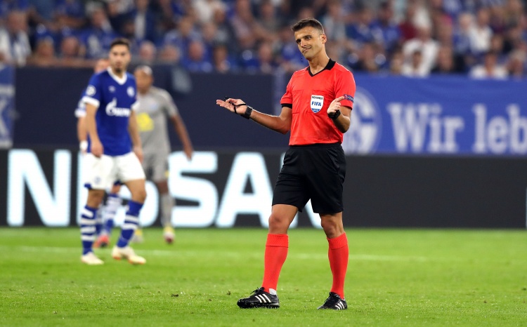 云开体育官网-世体：执法皇家社会VS巴萨表现不佳，名哨曼萨诺可能被停哨一轮