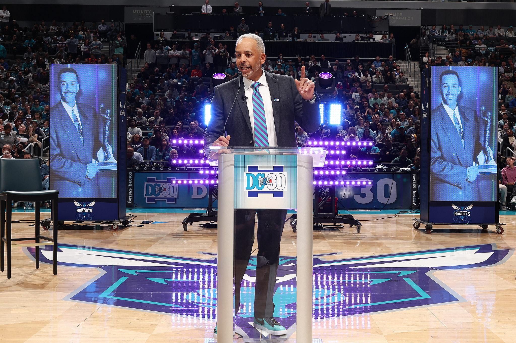 kaiyun-黄蜂队举办庆祝仪式 正式退役戴尔·库里的30号球衣